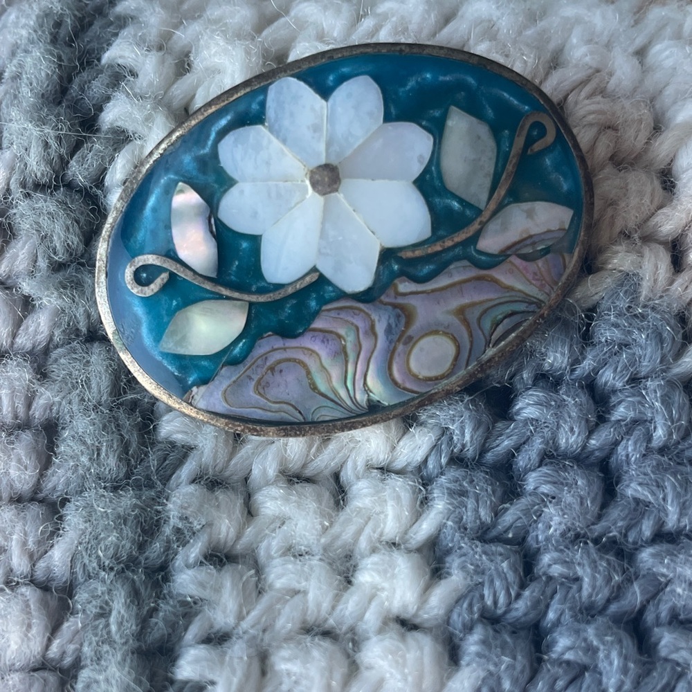 Oval Mother-of-Pearl Flower Brooch/Pendant - Picture 7 of 7